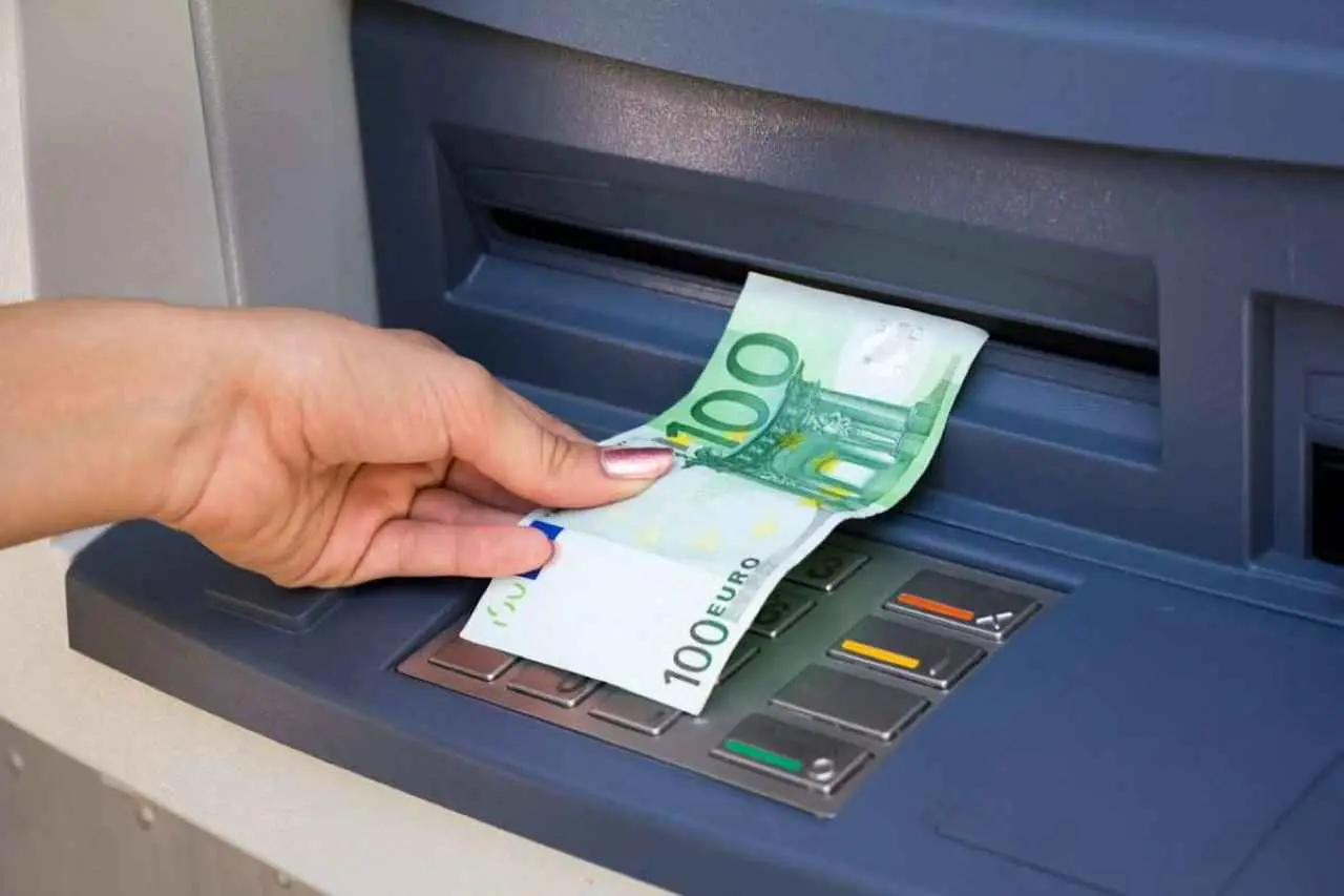 Quanto costa davvero il tuo bancomat ogni anno? Ecco le commissioni nascoste che paghi