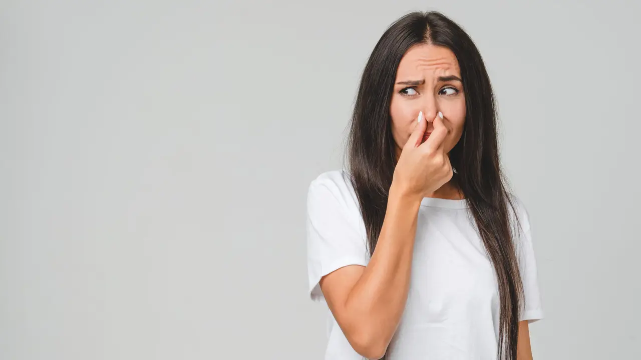 Allarme puzza di fogna in casa? Non chiamare l’idraulico: ecco chi risolve davvero il problema