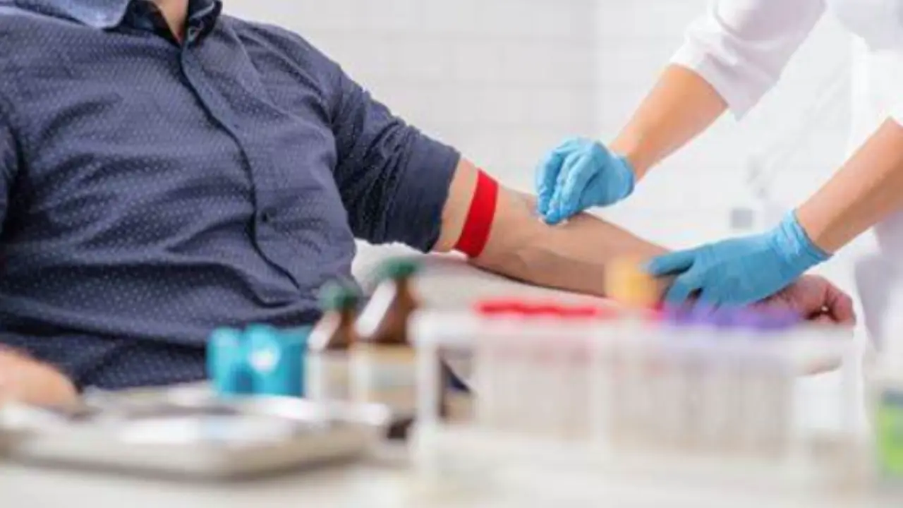 Stai aspettando troppo per le analisi del sangue? Ecco ogni quanto devi farle davvero